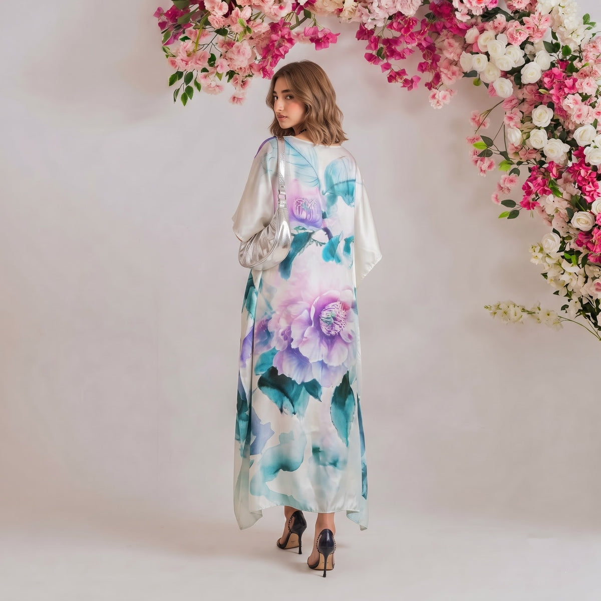 Vera Kaftan – back view of the flowing kaftan silhouette