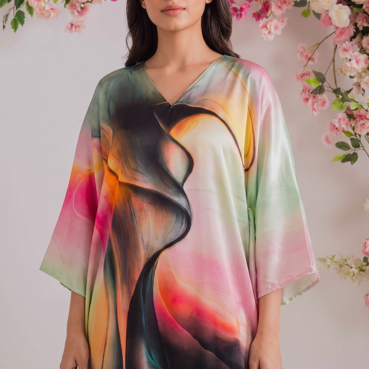Mira Kaftan – close-up of the multicolor abstract abstract print