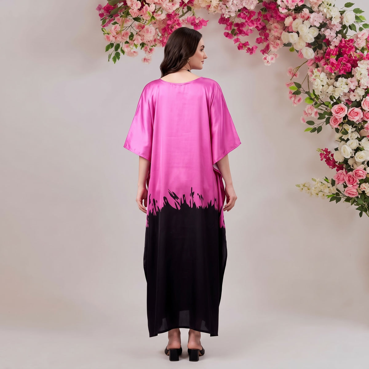 Elina Kaftan – back view of the flowing kaftan silhouette