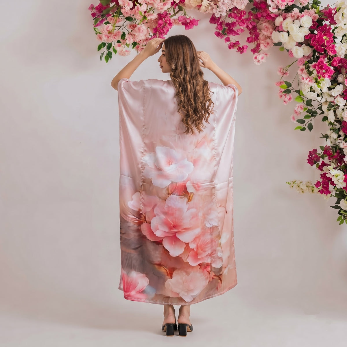 Alina Kaftan – back view of the flowing kaftan silhouette
