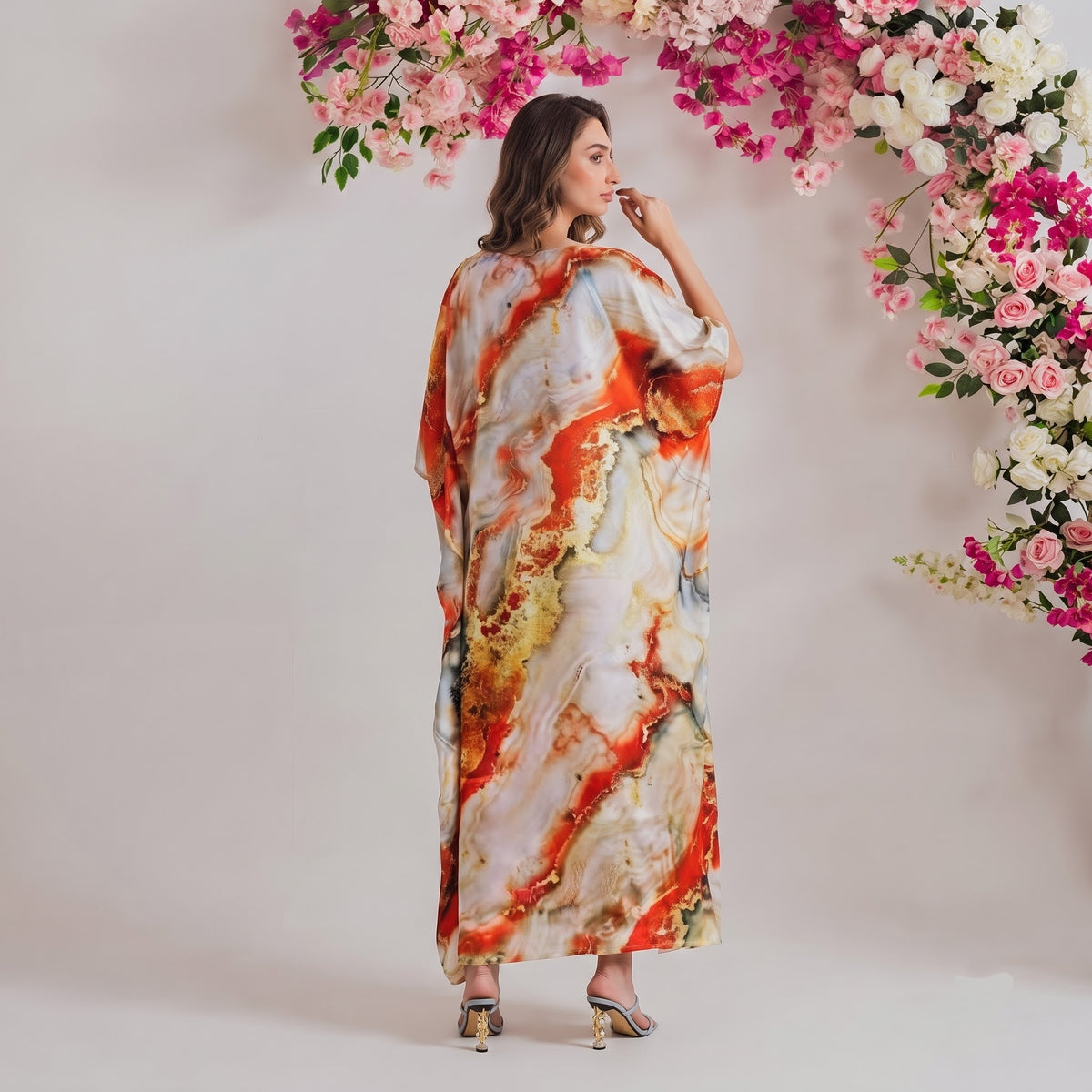 Elisa Kaftan – back view of the flowing kaftan silhouette