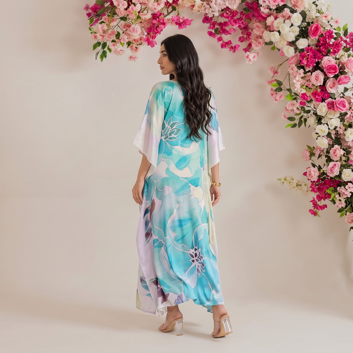 Nora Kaftan – back view of the flowing kaftan silhouette