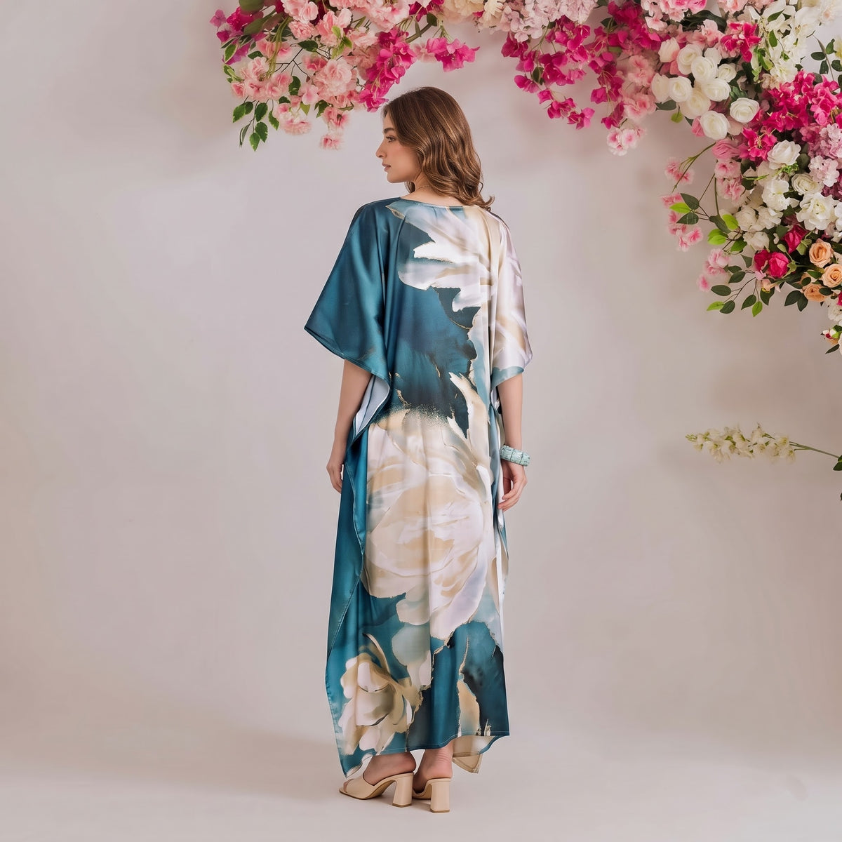 Zara Kaftan – back view of the flowing kaftan silhouette