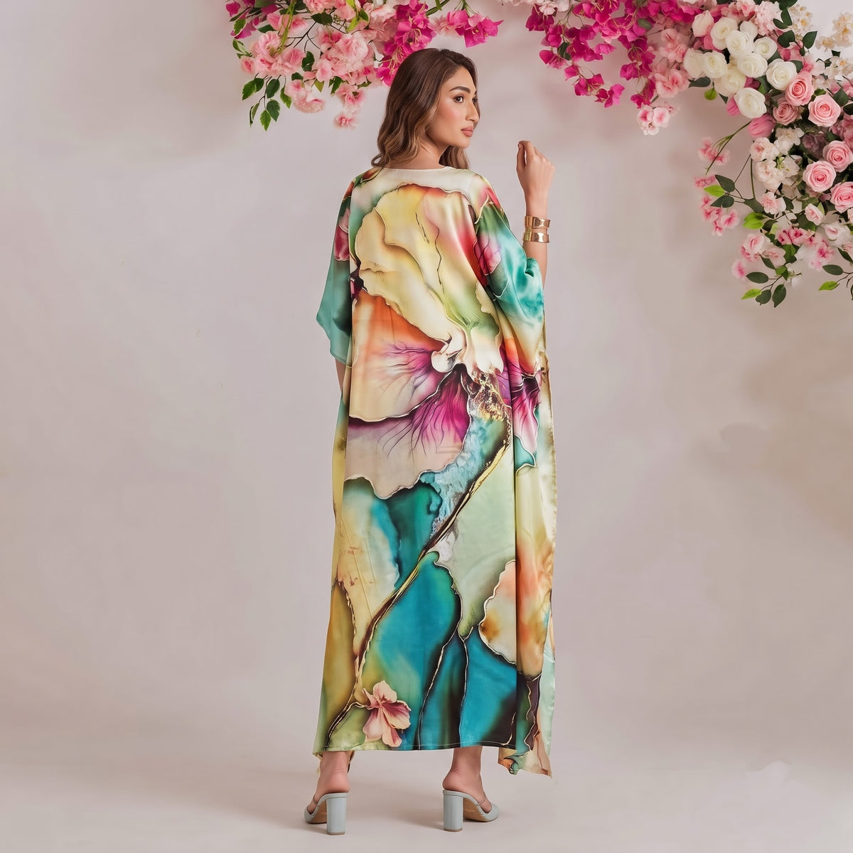Nira Kaftan – back view of the flowing kaftan silhouette